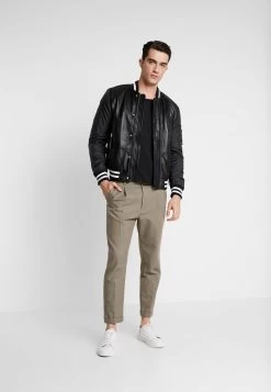 Pier One T-Shirt Basic - Black 7 Pier One T-Shirt Basic - Black -Pier One 414e0ae9c5ac4336bb796ee37bafebed